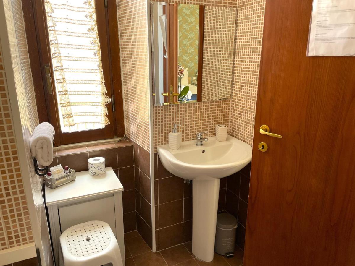 Appia 52 Hotel Рим Екстериор снимка